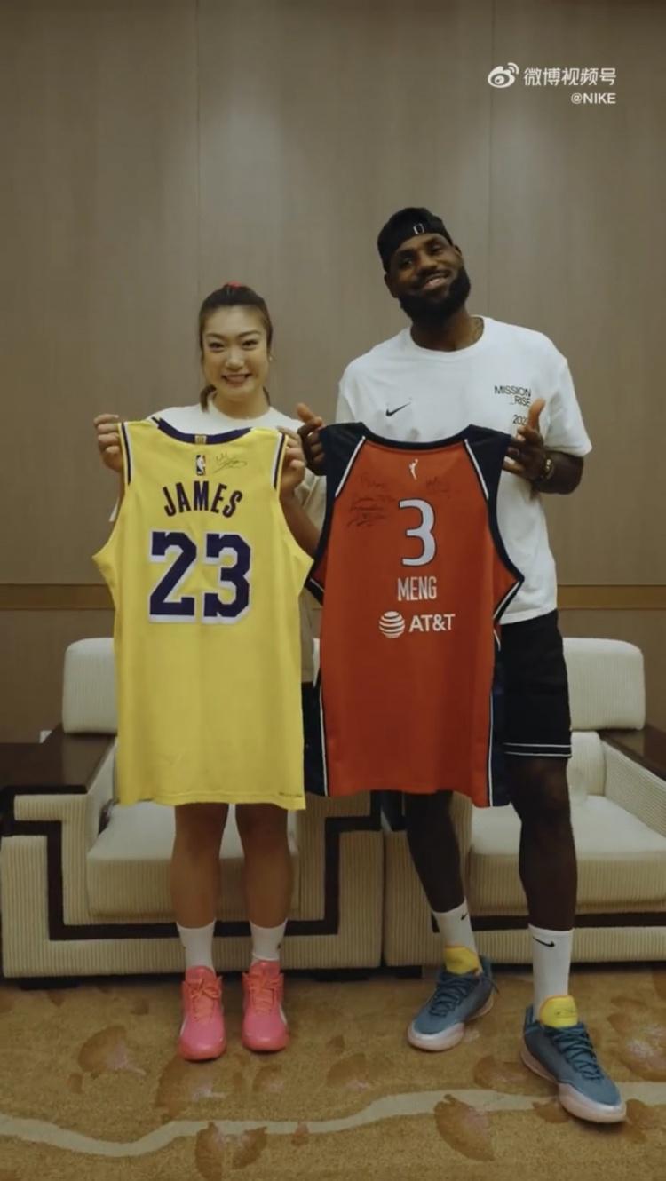 勒布朗梦！耐克官方晒昨晚李梦与詹姆斯互赠礼物并合影精彩片段